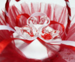 Сватбена кошничка за пръстени в бяло и червено с лебеди